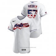 Maglia Baseball Uomo Cleveland Indians Shane Bieber 2020 Stars & Stripes 4th of July Bianco