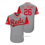 Maglia Baseball Uomo Cincinnati Reds Raisel Iglesias 2018 LLWS Players Weekend El Ciclon Grigio