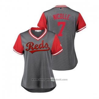 Maglia Baseball Donna Cincinnati Reds Eugenio Suarez 2018 LLWS Players Weekend Nicolle Grigio