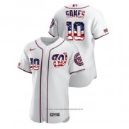 Maglia Baseball Uomo Washington Nationals Yan Gomes 2020 Stars & Stripes 4th of July Bianco